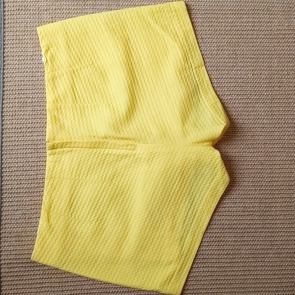 Excellent condition, Lilly Pulitzer Yellow Textured Shorts 4 - Picture 5 of 6